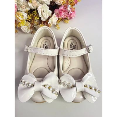 Sapatinho Infantil Marfim Verniz C/ Aplique de Lacinho Pérolas