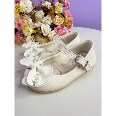 Sapatinho Infantil Marfim Verniz C/ Aplique de Lacinho Pérolas