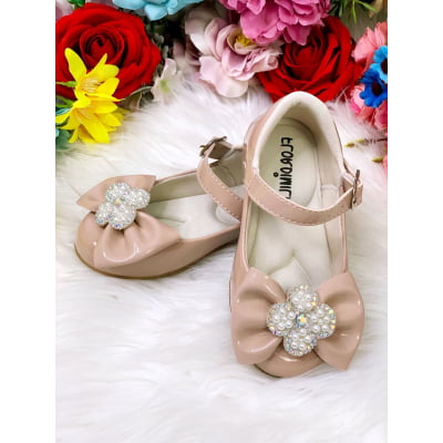Sapatinho Nude Verniz C/ Lacinho e Flor Strass e Pérolas