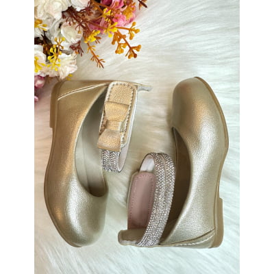 Sapatinho Ouro Fosco Tiras Com Strass e Aplique de Lacinho