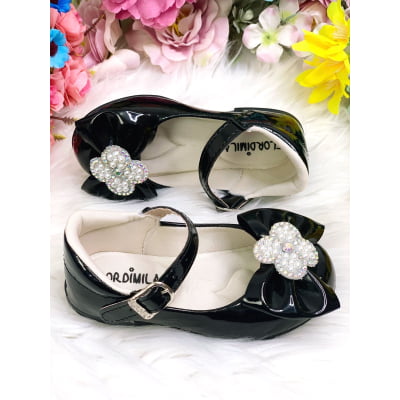 Sapatinho Preto Verniz Com Lacinho e Flor Strass Pérolas