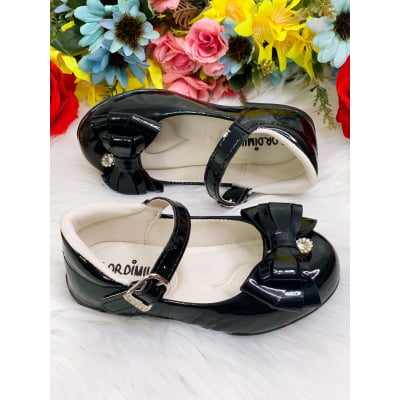 Sapatinho Preto Verniz Com Lacinho e Florzinha de Strass
