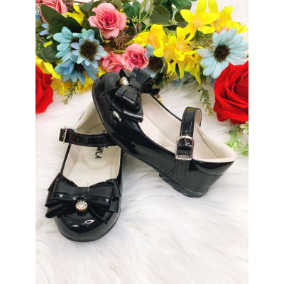 Sapatinho Preto Verniz Com Lacinho e Florzinha de Strass