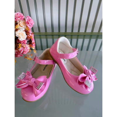Sapatinho Rosa Chiclete Verniz C/ Aplique de Lacinho e Strass