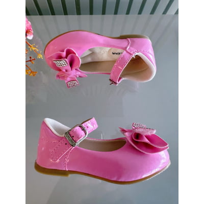 Sapatinho Rosa Chiclete Verniz C/ Aplique de Lacinho e Strass
