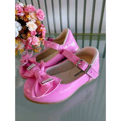 Sapatinho Rosa Chiclete Verniz C/ Aplique de Lacinho e Strass