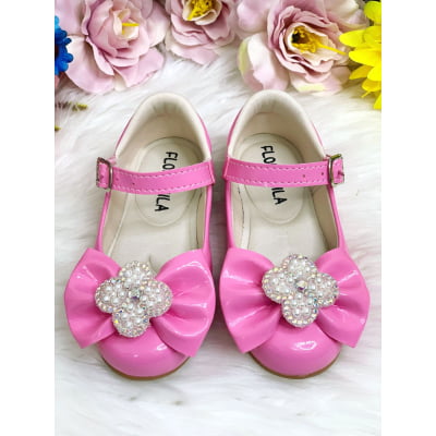 Sapatinho Rosa Chiclete Verniz Lacinho e Flor Strass Pérolas