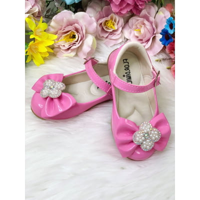 Sapatinho Rosa Chiclete Verniz Lacinho e Flor Strass Pérolas