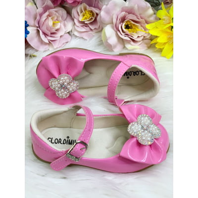 Sapatinho Rosa Chiclete Verniz Lacinho e Flor Strass Pérolas