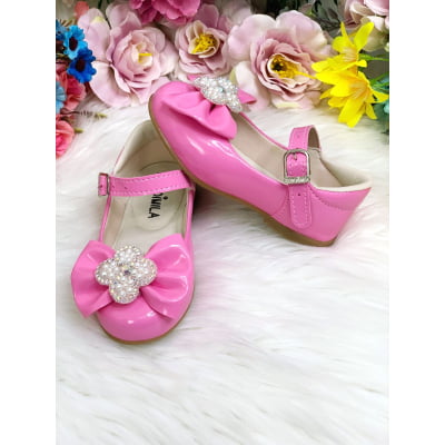 Sapatinho Rosa Chiclete Verniz Lacinho e Flor Strass Pérolas