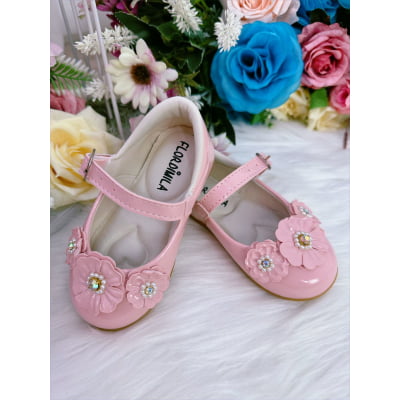 Sapatinho Rosa Verniz Com Florzinhas Pérolas e Strass