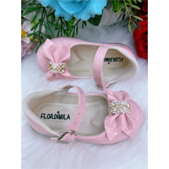 Sapatinho Rosa Verniz Com Lacinho e Pérolas Strass