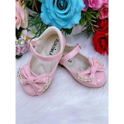 Sapatinho Rosa Verniz Com Lacinho Pérolas e Strass