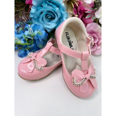 Sapatinho Rosa Verniz de Lacinho Com Strass e Pérolas