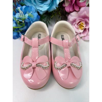Sapatinho Rosa Verniz de Lacinho Com Strass e Pérolas