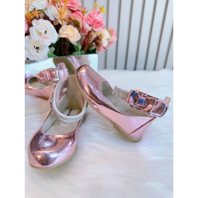 Sapatinho Rose Metalizado Tiras C/ Strass e Aplique de Lacinho