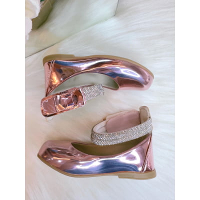 Sapatinho Rose Metalizado Tiras C/ Strass e Aplique de Lacinho