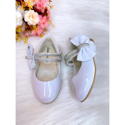Sapatinho Branco Verniz Aplique de Lacinho e Tiras C/ Strass Sapatinho Branco Verniz Aplique de Lacinho e Tiras C/ Strass