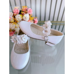 Sapatinho C/ Salto Branco Verniz Aplique de Florzinhas e Strass