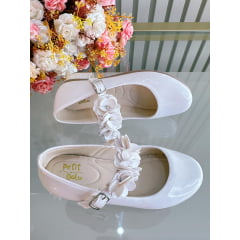 Sapatinho C/ Salto Branco Verniz Aplique de Florzinhas e Strass