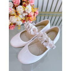 Sapatinho C/ Salto Branco Verniz Aplique de Florzinhas e Strass