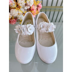 Sapatinho C/ Salto Branco Verniz Aplique de Florzinhas e Strass