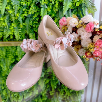 Sapatinho C/ Salto Nude Verniz Aplique de Florzinhas e Strass