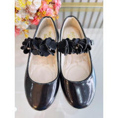 Sapatinho C/ Salto Preto Verniz Aplique de Florzinhas e Strass