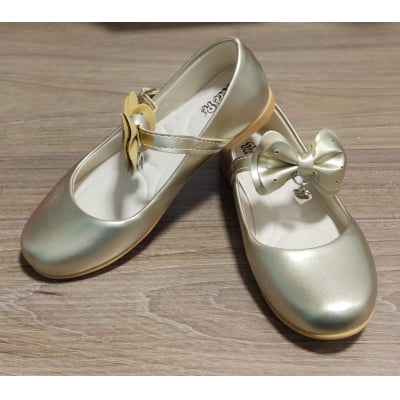 Sapatinho Dourado Fosco C/ Lacinho e Pinjente Luxo