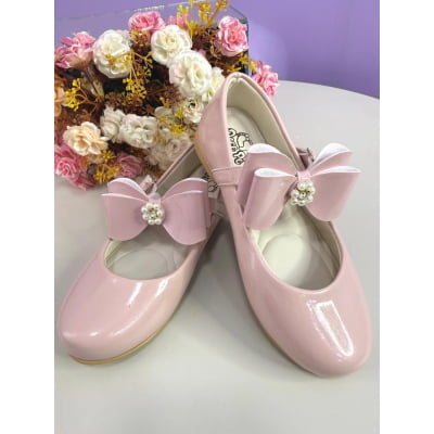 Sapatinho Nude Verniz C/ Lacinho e Flor de Strass Sapatinho Nude Verniz C/ Lacinho e Flor de Strass