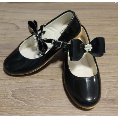 Sapatinho Preto Verniz C/ Lacinho e Flor de Strass
