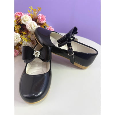 Sapatinho Preto Verniz C/ Lacinho e Flor de Strass
