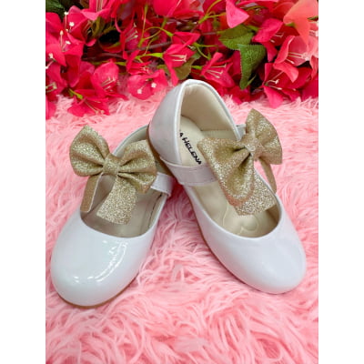 Sapatinho Branco Verniz Com Aplique de Laço Dourado Luxo