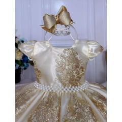 Vestido Infantil Marfim Renda Realeza Dourada Cinto Pérolas