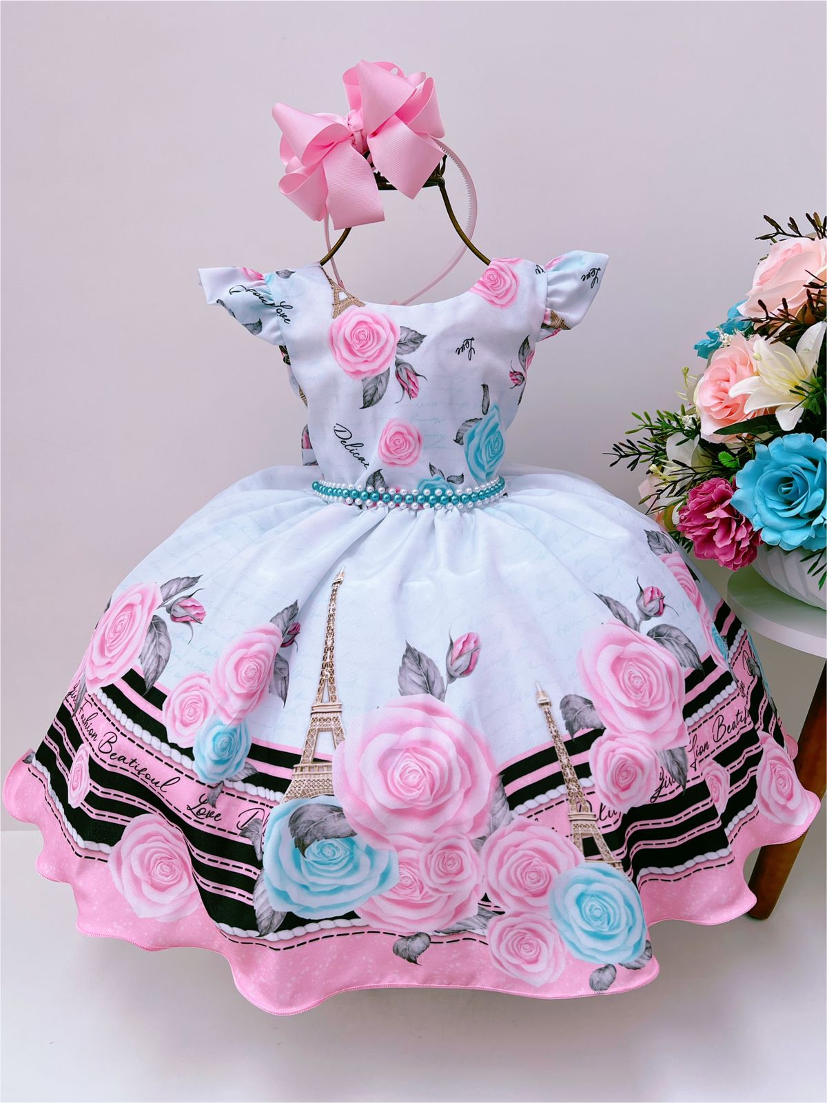 Vestido Infantil Branco Rosas Cinto Pérolas Luxo Paris