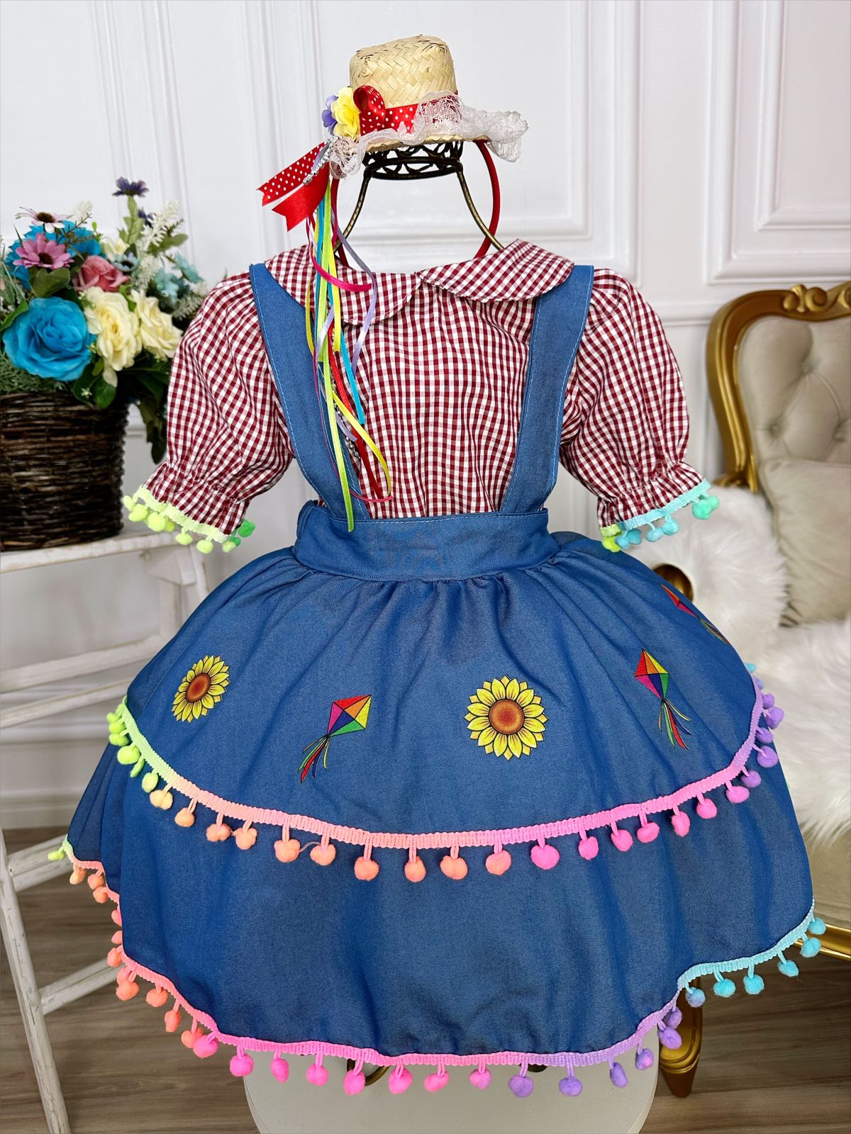 Conjunto Salopete Azul e Blusa Xadrez Marsala C/ Pompons