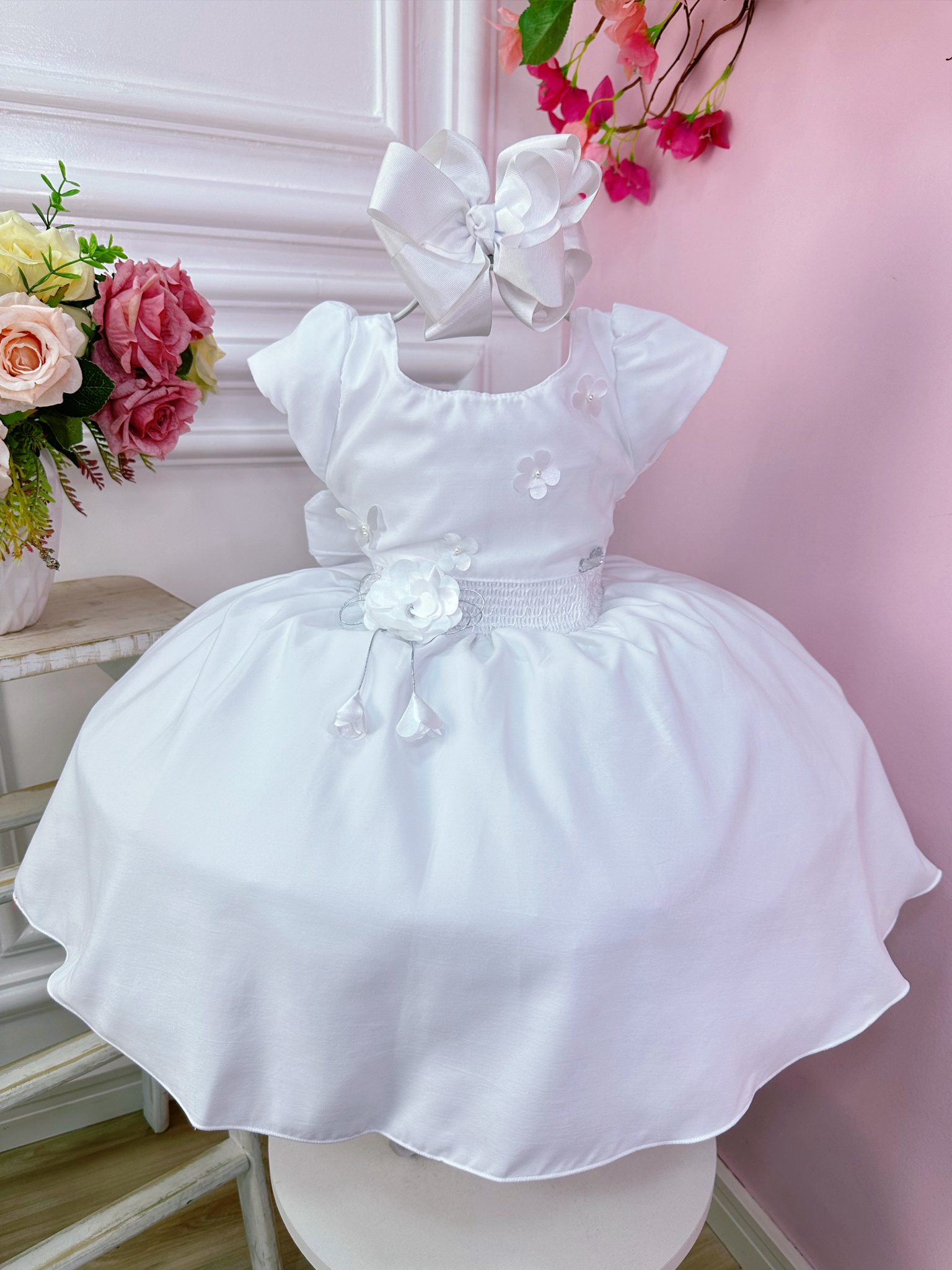 Vestido Infantil Branco C/ Aplique de Flores e Broche Luxo