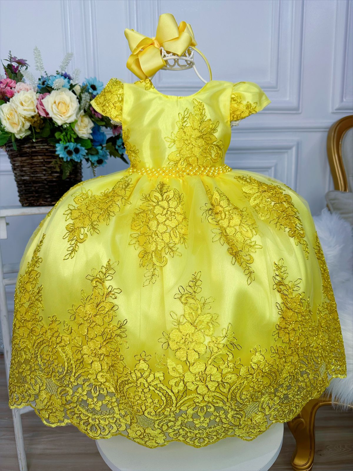 Vestido Infantil Amarelo C/ Renda Realeza e Cinto de Pérolas