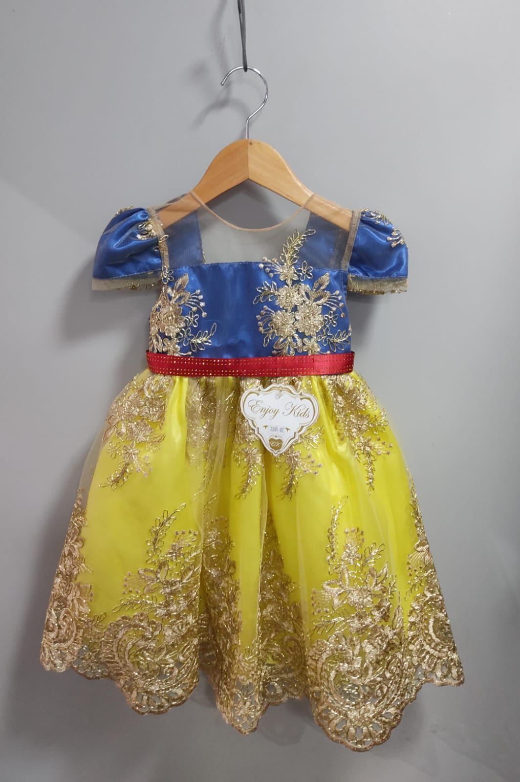 Vestido Infantil Branca de Neve Com Renda Dourada Festas