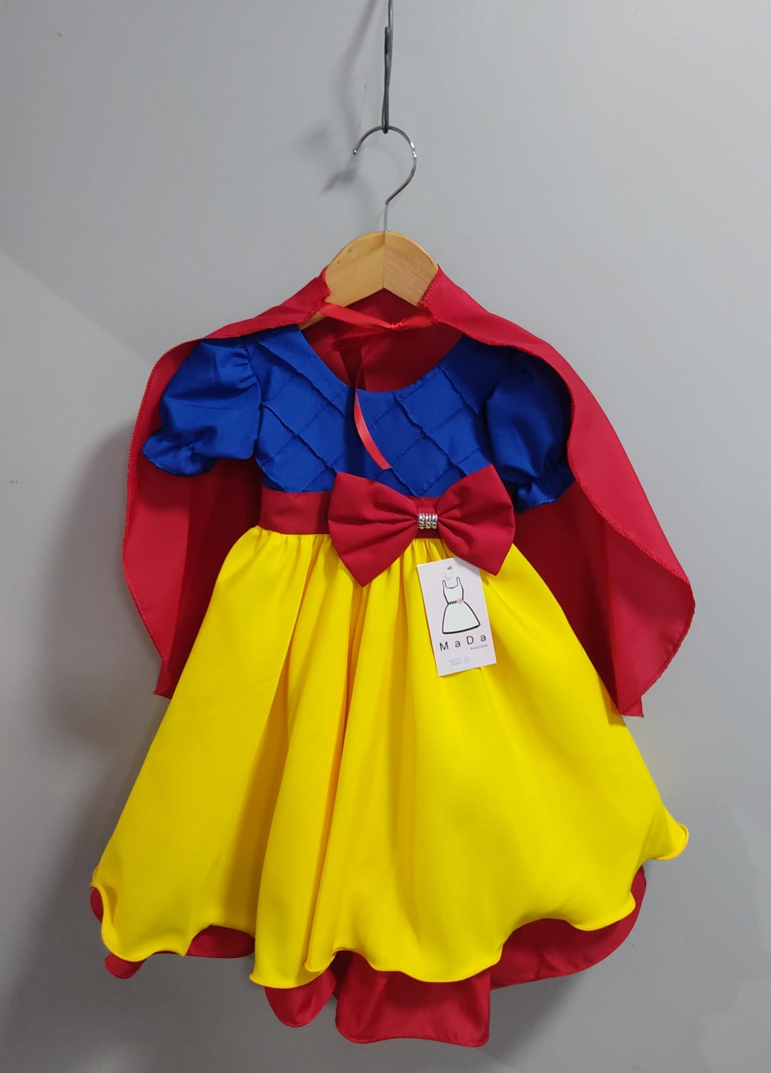 Vestido Infantil Branca de Neve Amarela Com Capa Festas