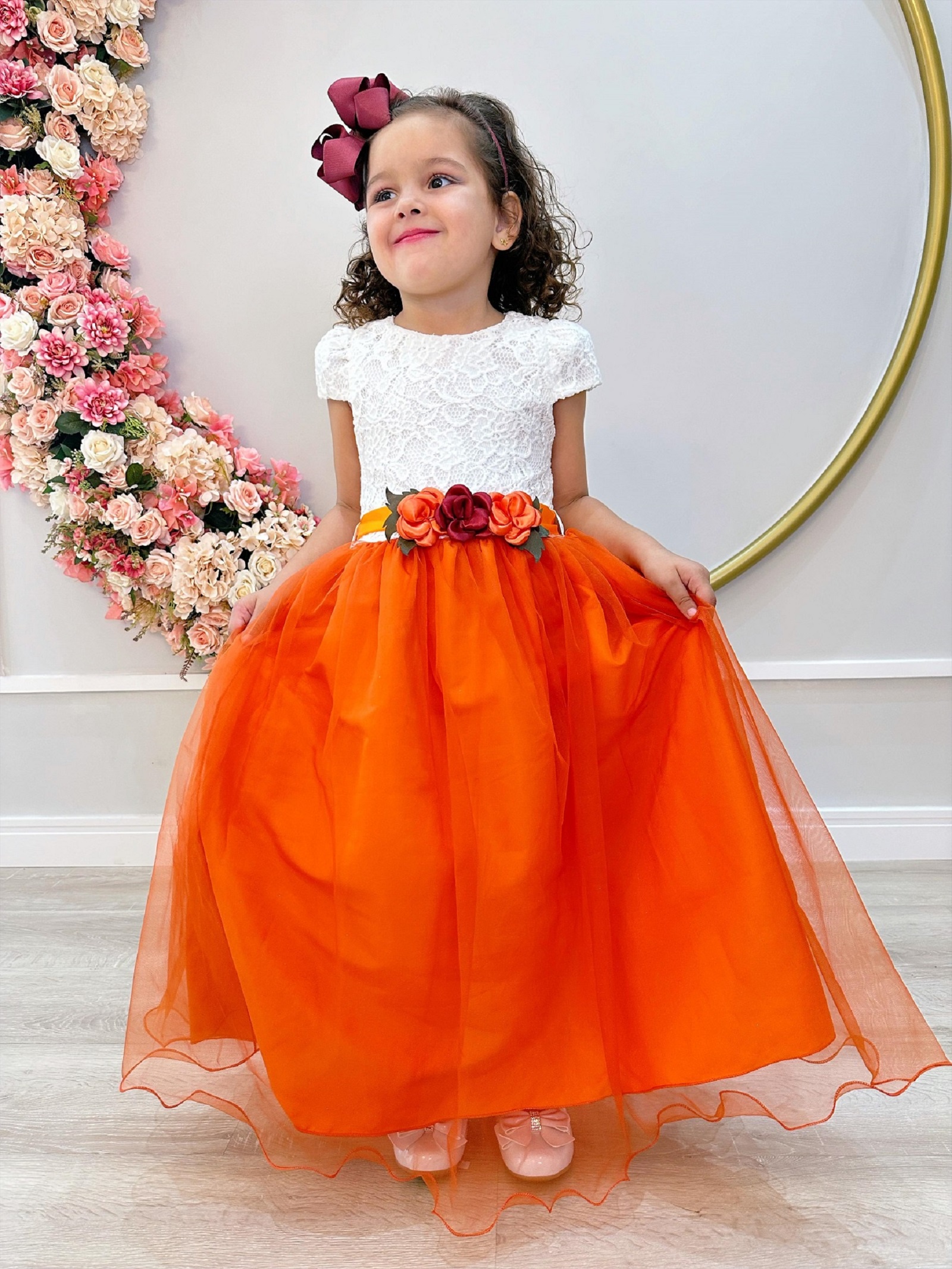 Vestido Infantil Off White Saia Laranja Renda e Broche