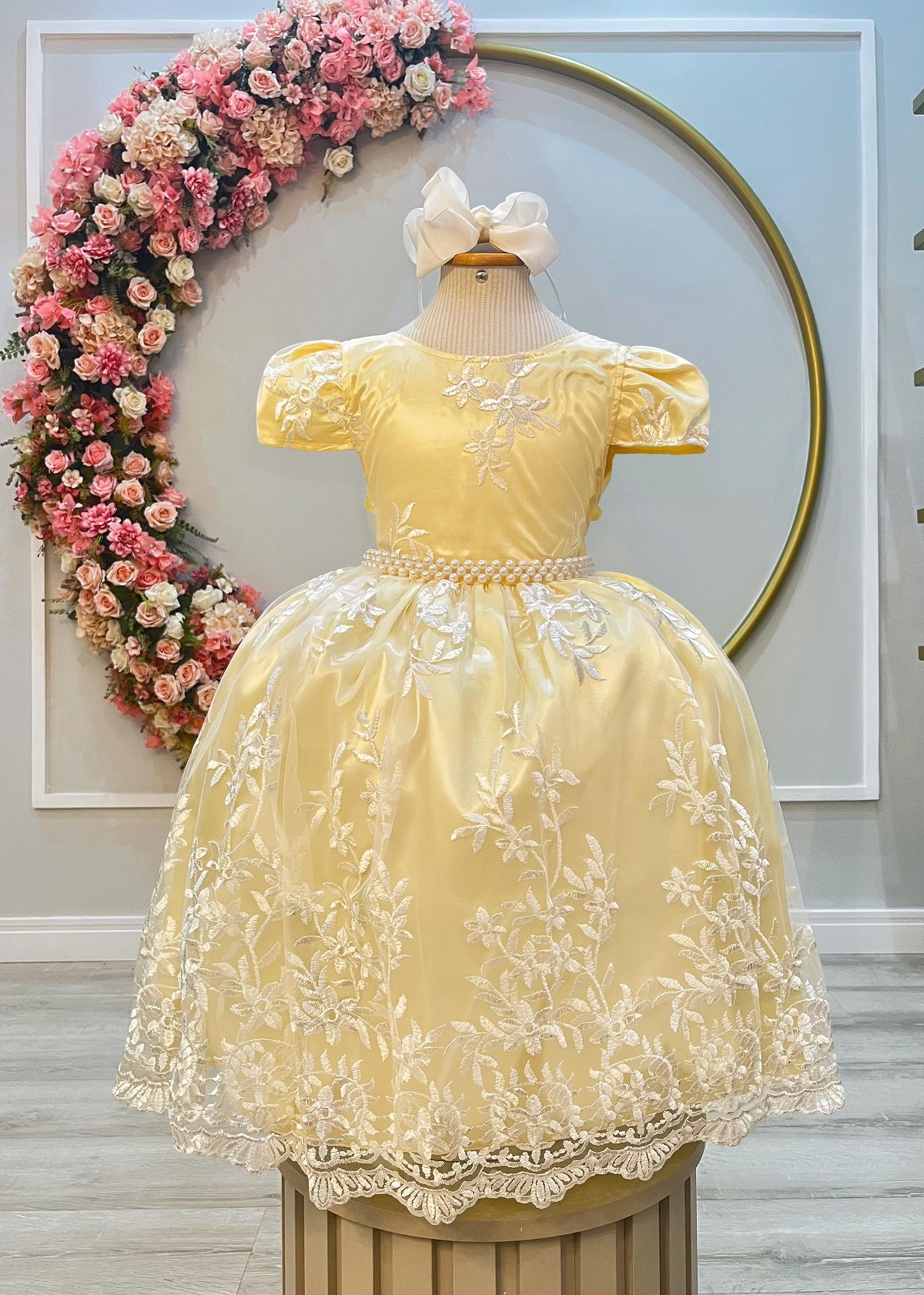 Vestido Infantil Amarelo Renda Branca Realeza e Pérolas Luxo