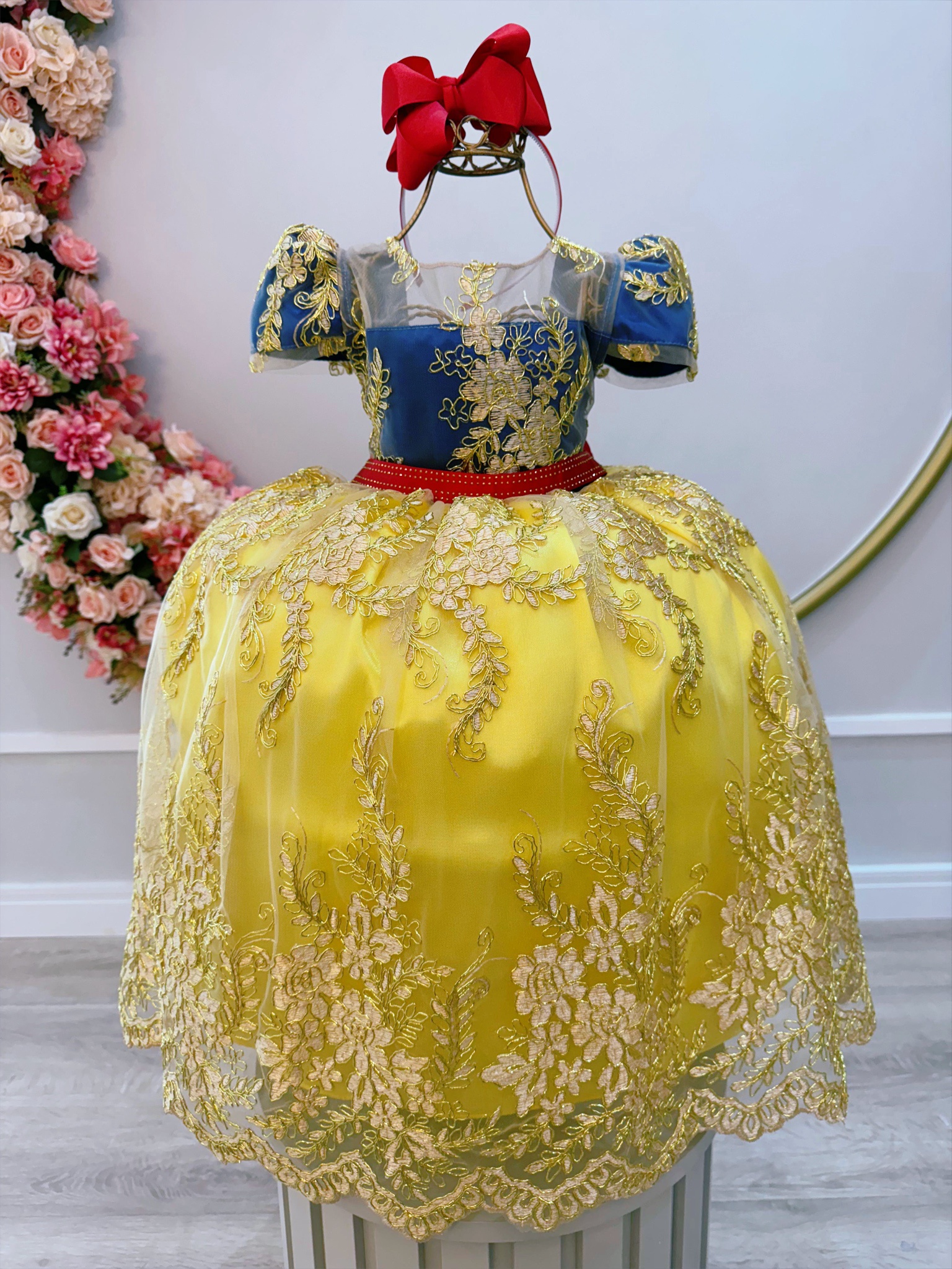 Vestido Infantil Branca de Neve Renda Metalizada Dourada