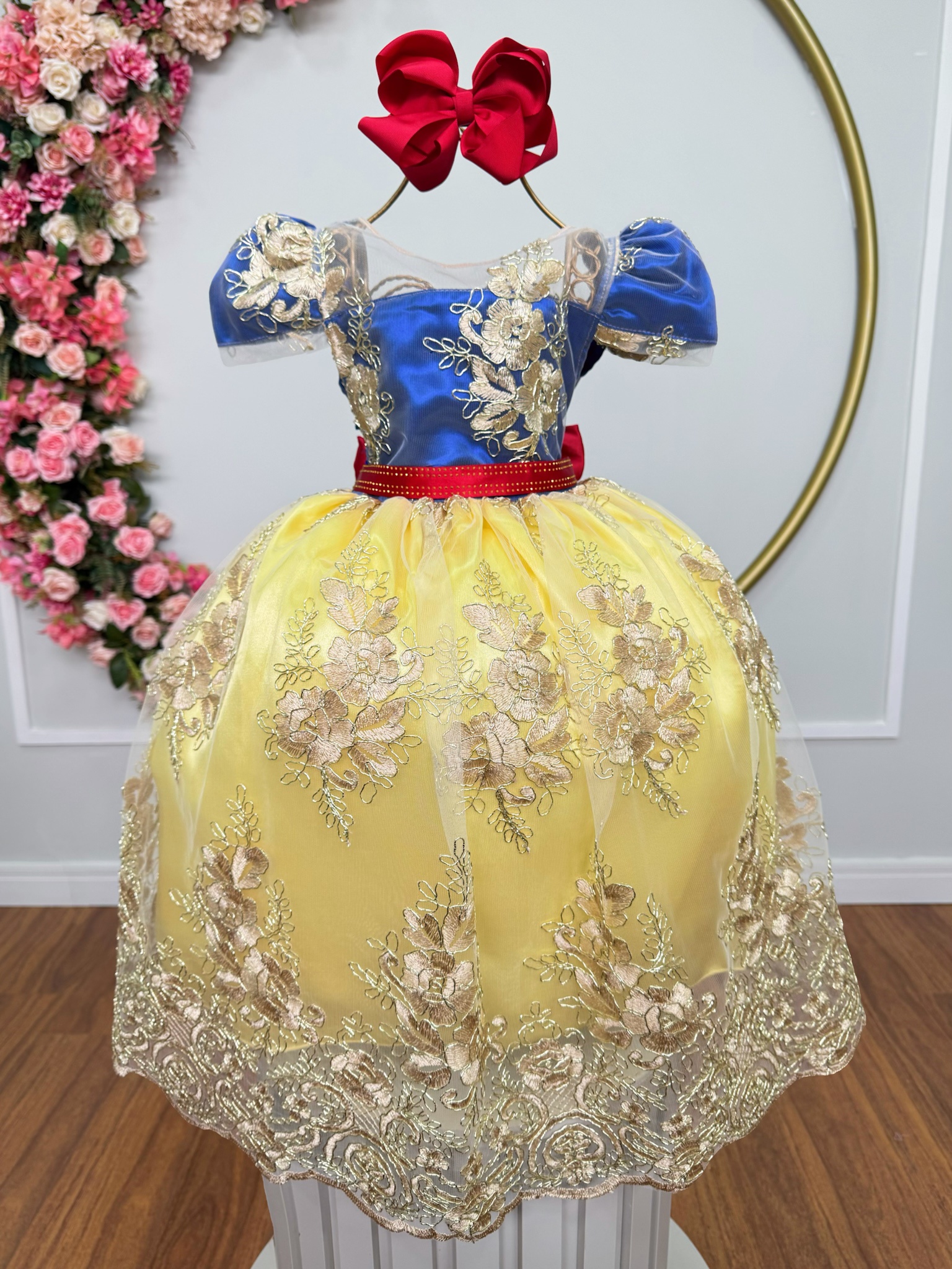 Vestido Infantil Branca de Neve Renda Metalizada Dourada