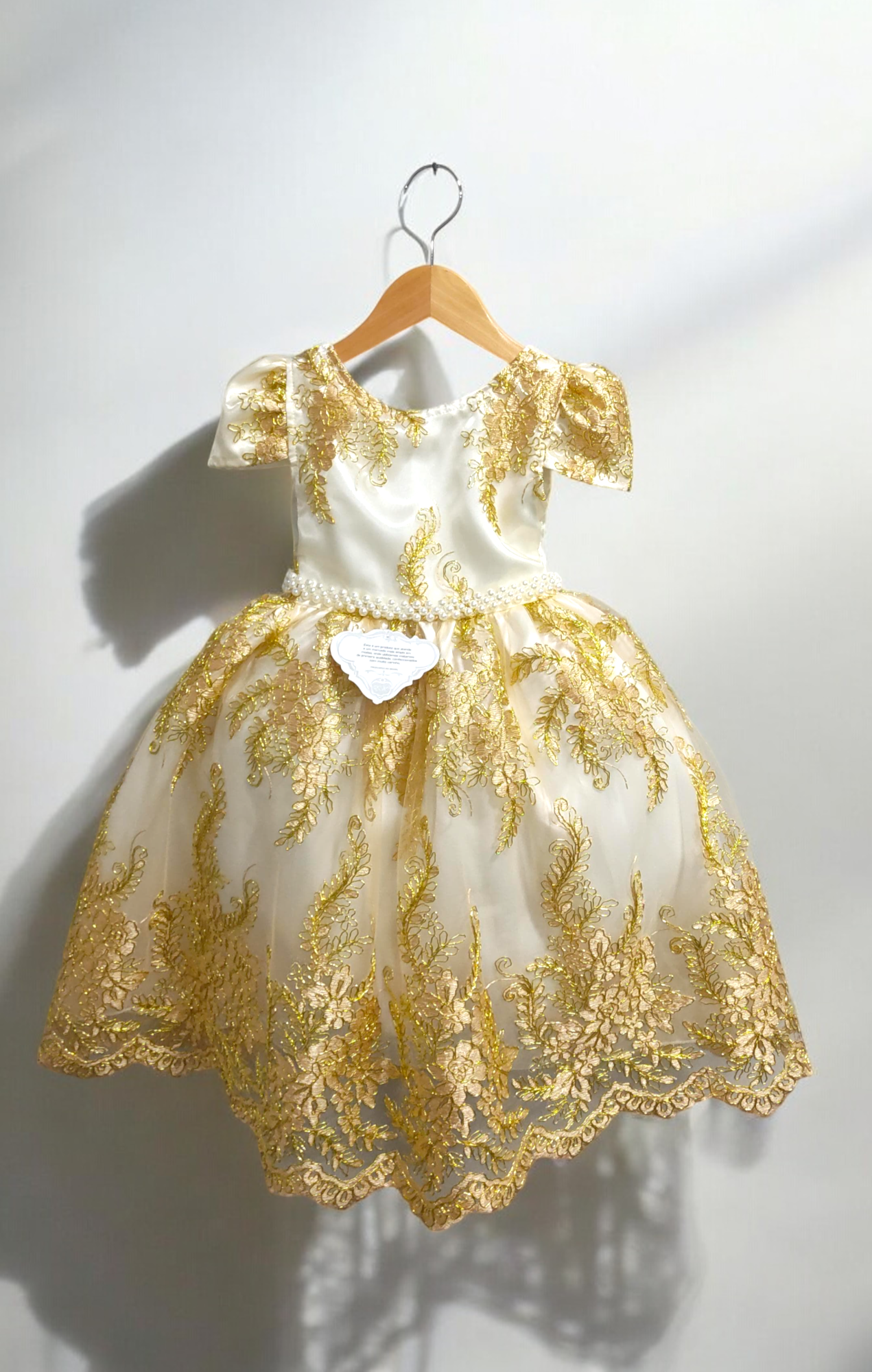 Vestido Infantil Marfim Com Renda Realeza Dourada e Pérolas