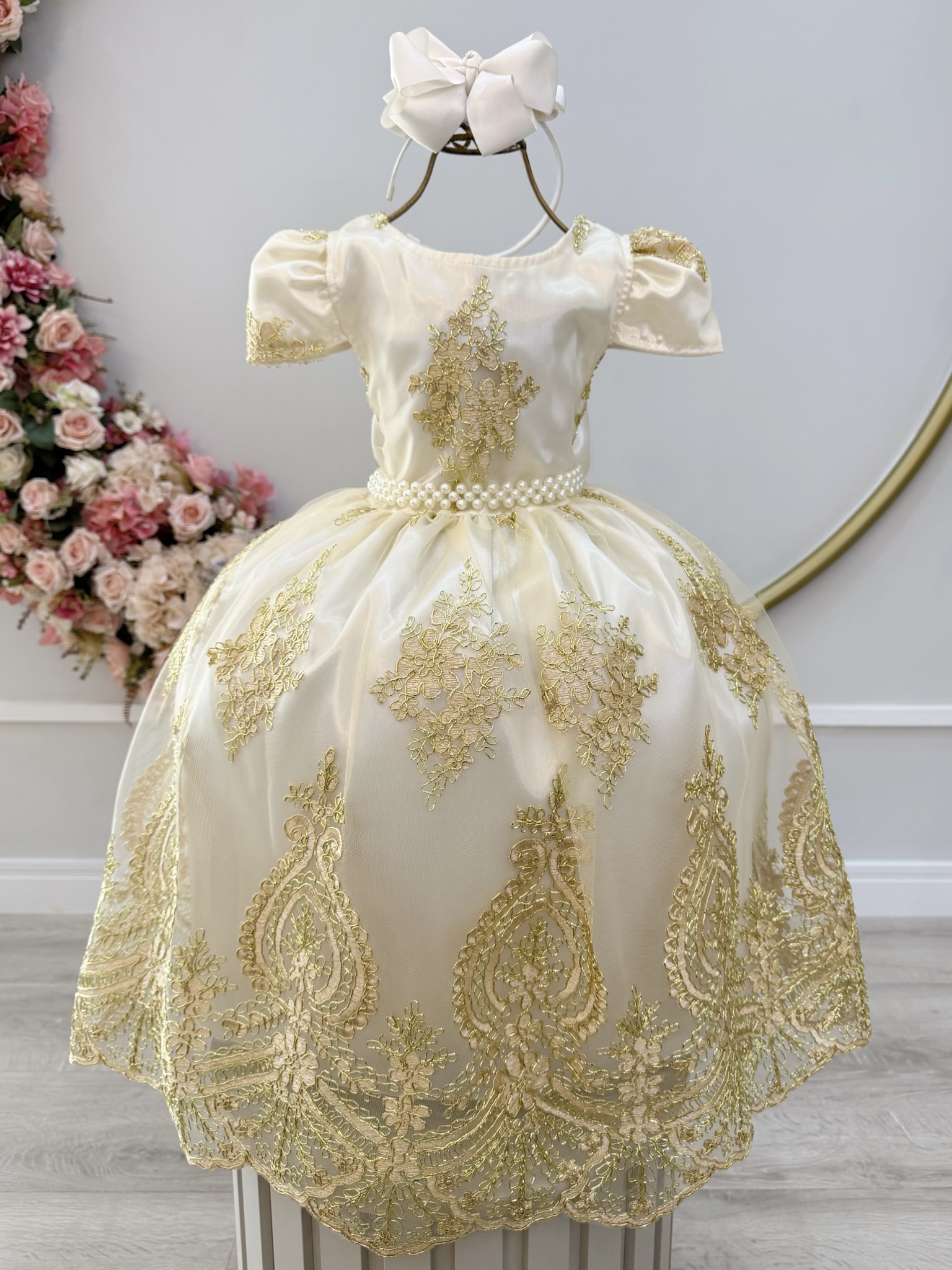 Vestido Infantil Marfim Com Renda Realeza Dourada e Pérolas