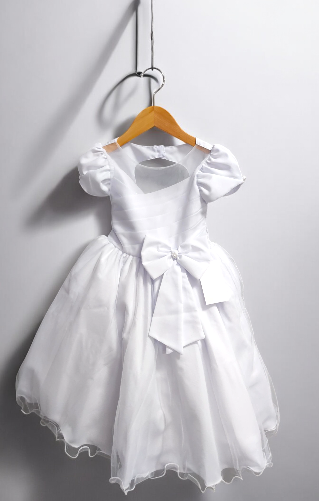 Vestido Infantil Branco Com Broche de Laço Daminhas