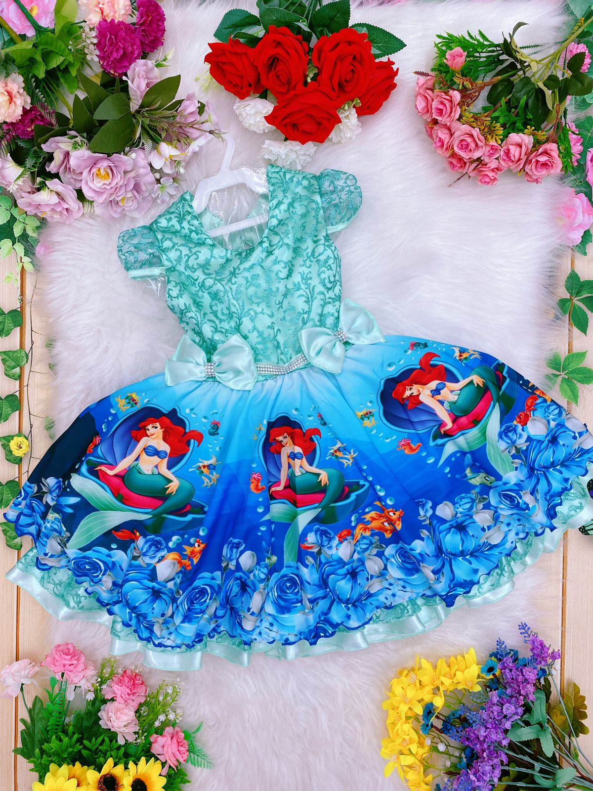 VESTIDO INFANTIL PRINCESA ARIEL PÉROLAS RENDA BRILHO – La Pietra