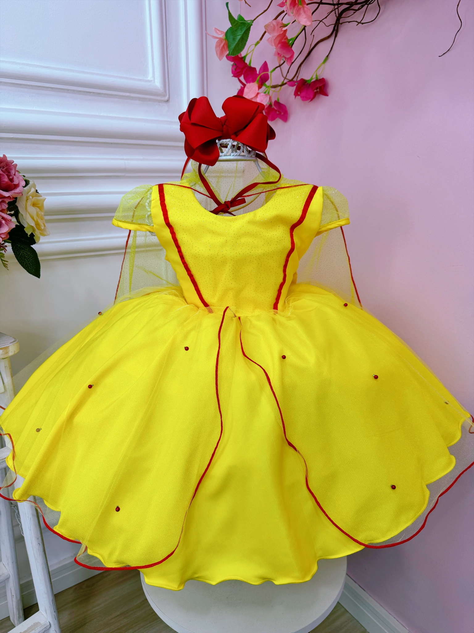 Vestido Infantil Amarelo e Vermelho Com Capa e Pérolas Princesas